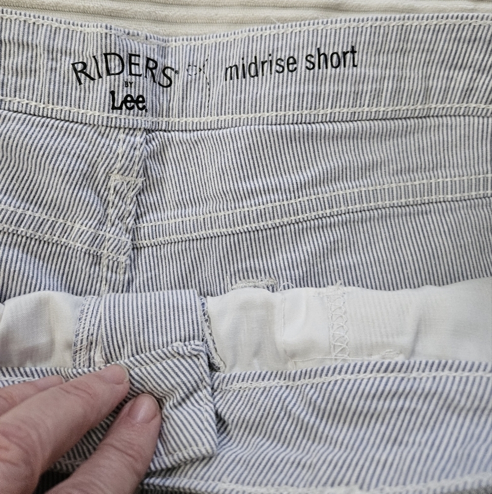 LEE Riders Womens Blue & White Pin Striped Shorts Size 16 - Picture 3 of 6
